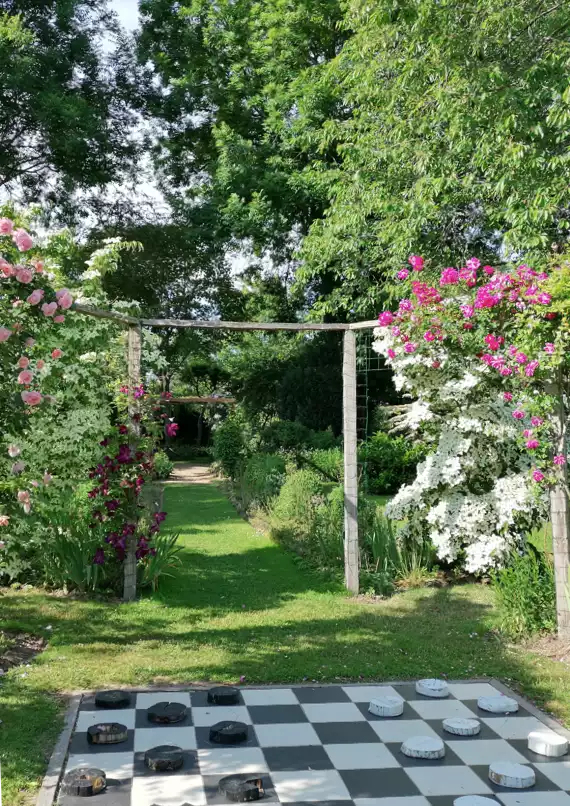 Arche fleurie dans le Jardin de La Petite Rochelle en été