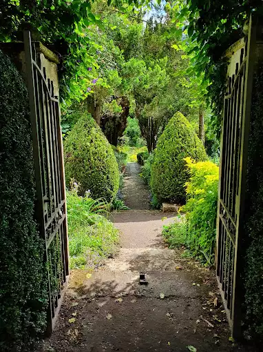 Porte donnant sur la Jardin de La Petite Rochelle